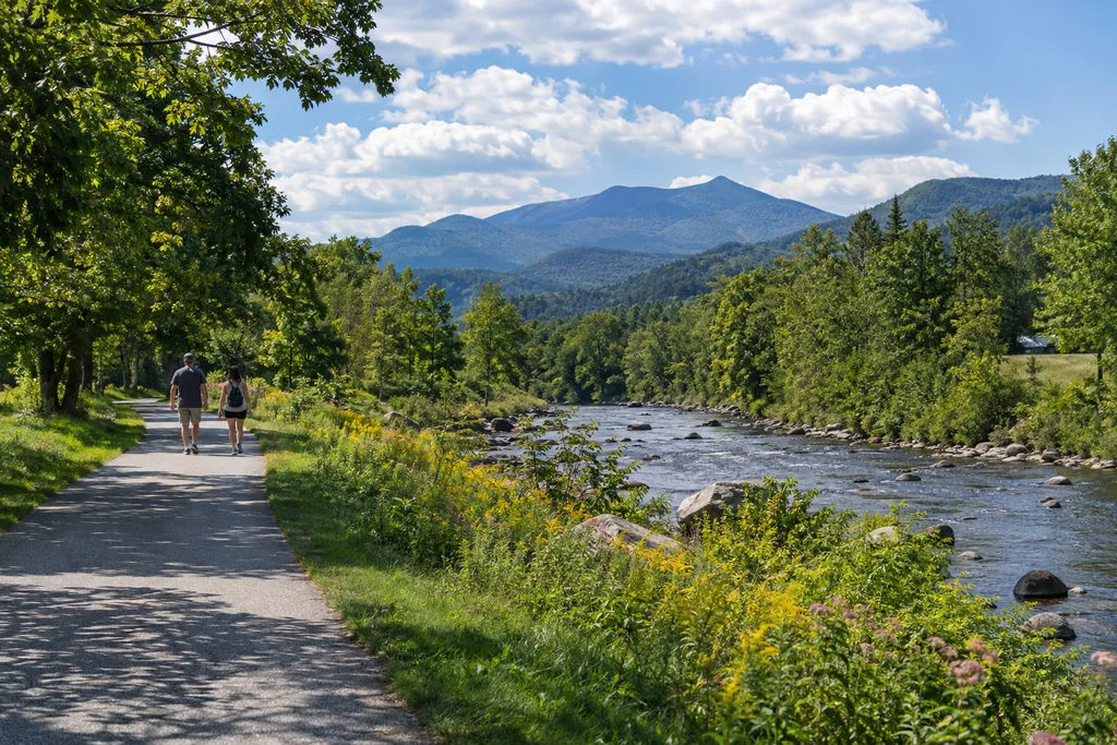 Little River를 따라 이어지는 Stowe Recreation Path